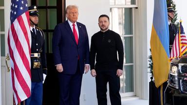 US-Präsident Donald Trump (links) begrüßt den ukrainischen Präsidenten Selenskyi vor dem Weißen Haus in Washington am 28. Februar 2025, neben ihnen stehen Flaggen der USA und Ukraine