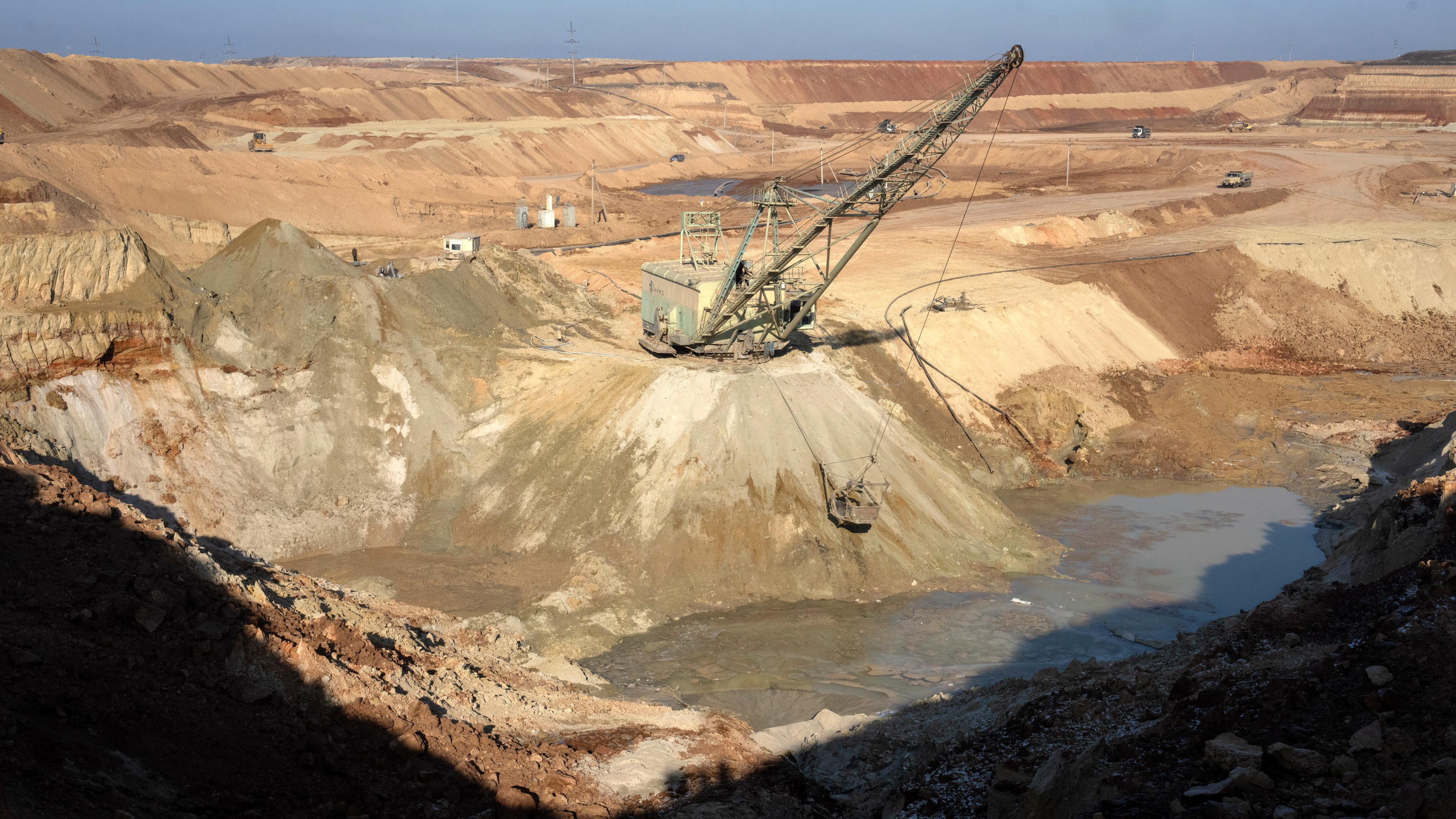 Blick auf einen Ilmenit-Tagebau in einer Schlucht in der Region Kirowohrad in der Ukraine.