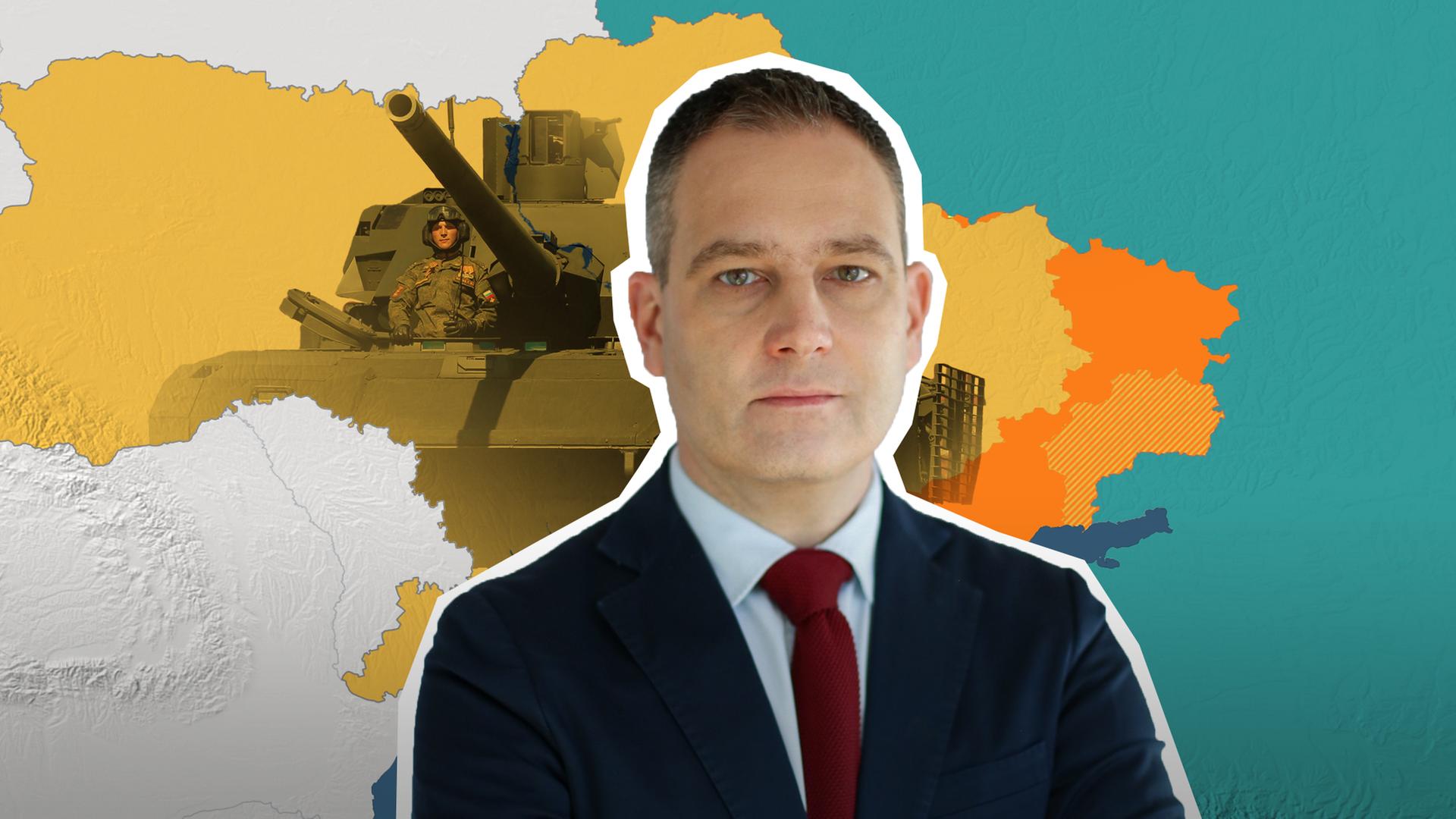 Militärexperte Gustav Gressel vor Ukraine Flagge