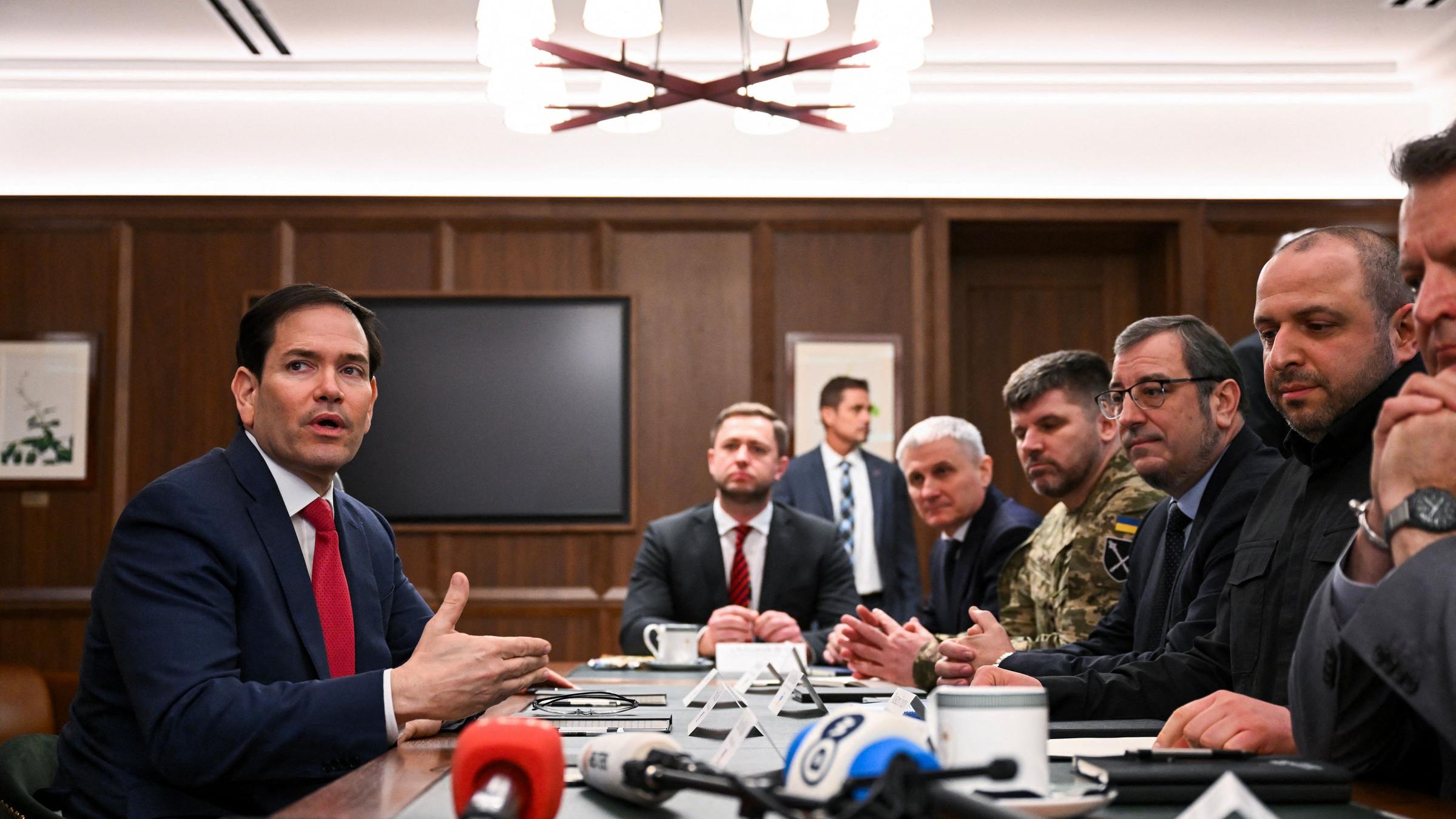 US-Außenminister Marco Rubio (links) spricht während eines Treffens mit ukrainischen Beamten unter der Leitung des Sekretärs des Nationalen Sicherheits- und Verteidigungsrates der Ukraine, Rustem Umerov.