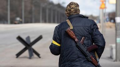 Kämpfer der Territorialverteidigung stehen an einem Kontrollpunkt in Kiew