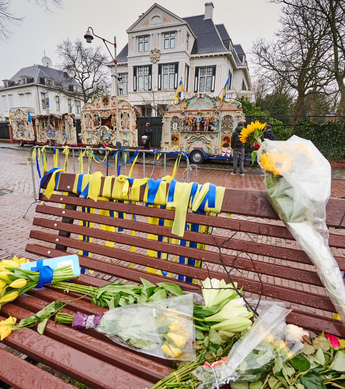 Organs play the Ukrainian national anthem for hours in front of the Russian Embassy.
