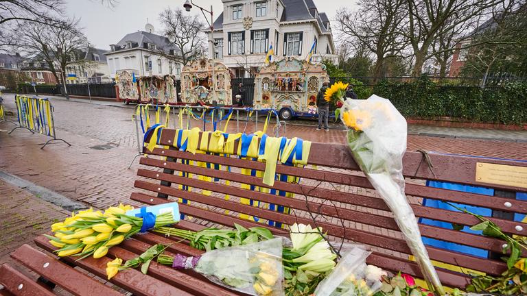Organs play the Ukrainian national anthem for hours in front of the Russian Embassy.
