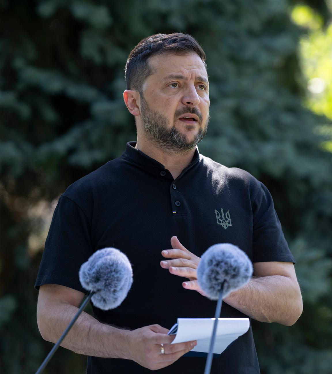 Der ukrainische Präsident Wolodymr Selenskyj auf einer Pressekonferenz in Kiew. Er steht vor einem Podest und hält eine Rede.