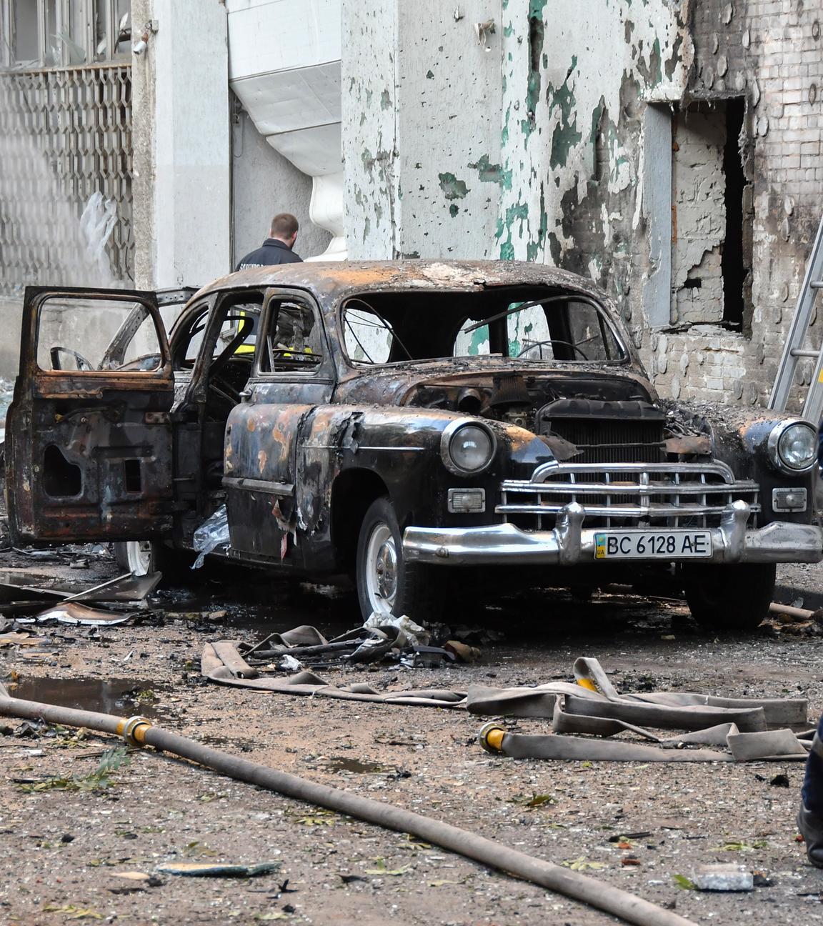 Ein ausgebranntes Auto steht von einem zerstörten Haus in Lwiw in der Ukraine nach einem russischen Drohnenangriff.