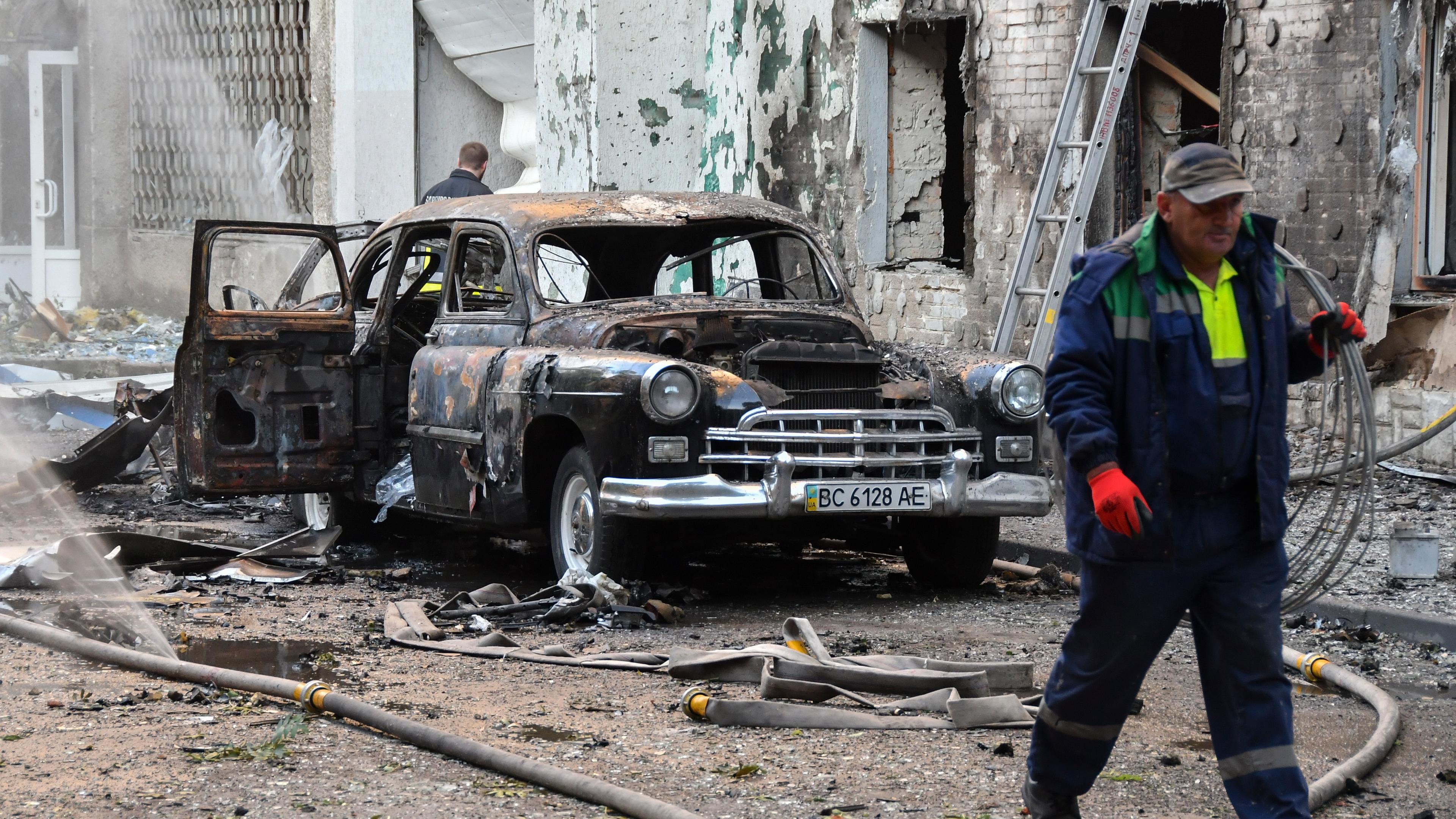 Ein ausgebranntes Auto steht von einem zerstörten Haus in Lwiw in der Ukraine nach einem russischen Drohnenangriff.