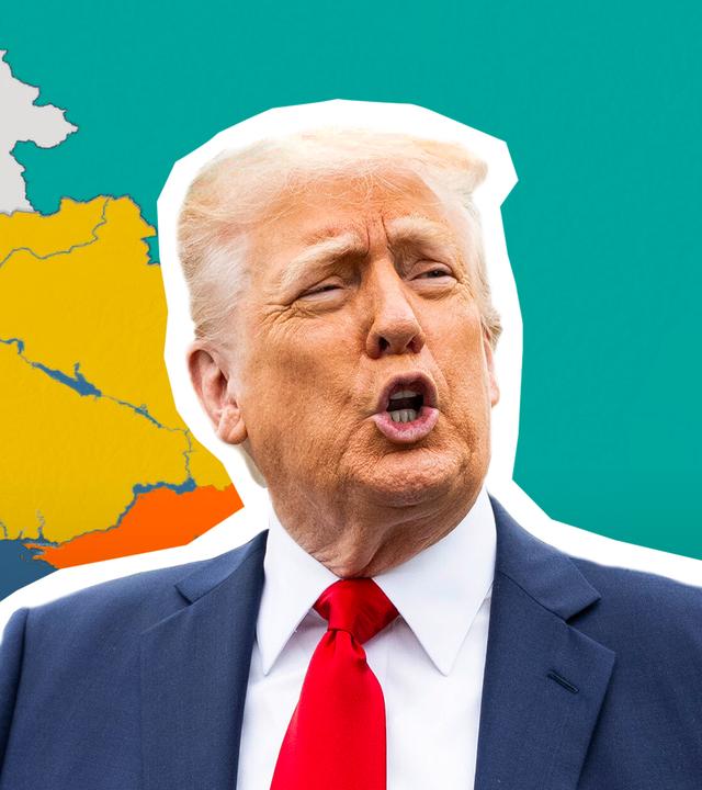 Trump steht vor einer Karte, die die Ukraine zeigt. 