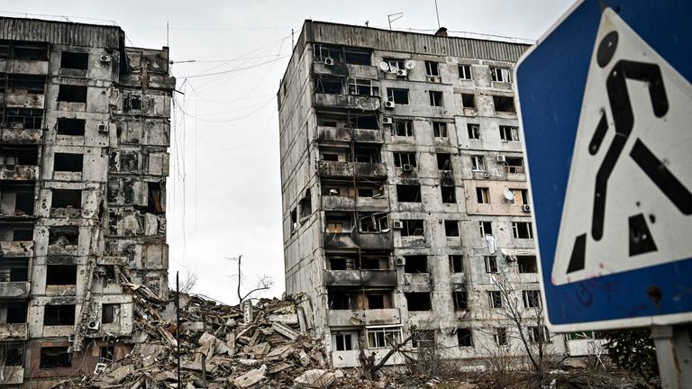 Ein Wohngebäude, das durch einen KAB-Schlag zerstört wurde.