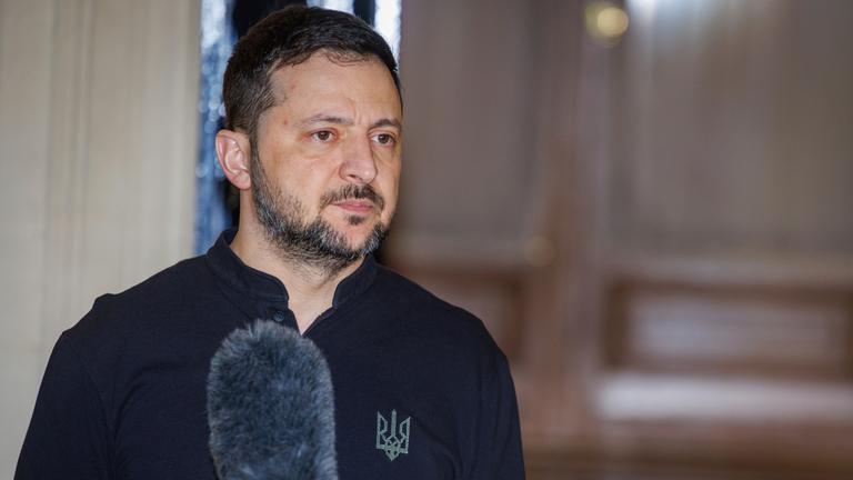 Der ukrainische Präsident Wolodymyr Selenskyj gibt vor einem Treffen mit NATO-Generalsekretär Rutte eine Erklärung ab