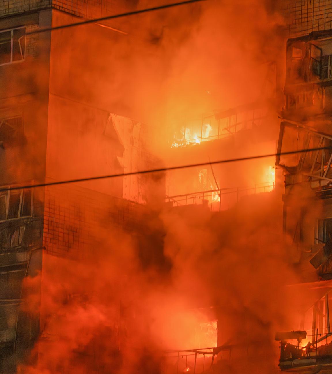 Wyschgorod: Nach dem Einschlag einer russischen Rakete in ein mehrstöckiges Wohnhaus außerhalb von Kiew wütet ein Feuer. 