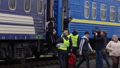 Menschen, die aus einem Zug aussteigen