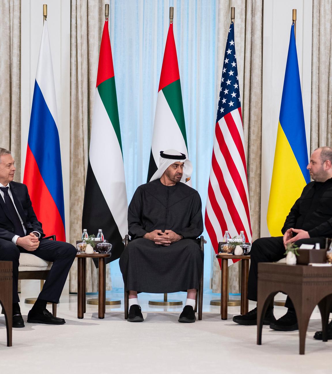 Präsident Mohamed bin Zayed Al Nahyan bei trilateralen Gesprächen zwischen den USA, Russland und der Ukraine im Al-Shati-Palast in Abu Dhabi, 23. Januar 2026.