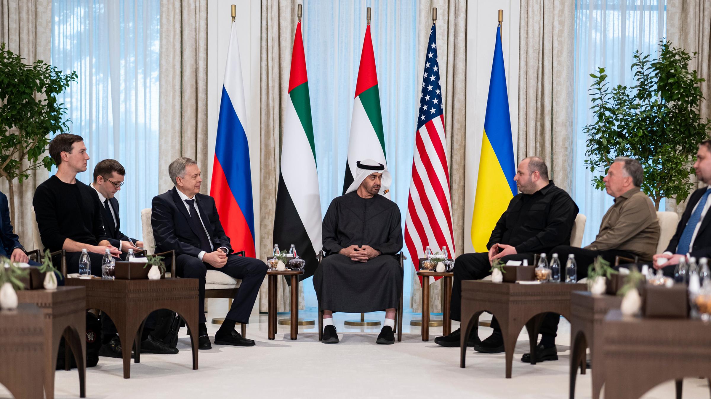 Präsident Mohamed bin Zayed Al Nahyan bei trilateralen Gesprächen zwischen den USA, Russland und der Ukraine im Al-Shati-Palast in Abu Dhabi, 23. Januar 2026.