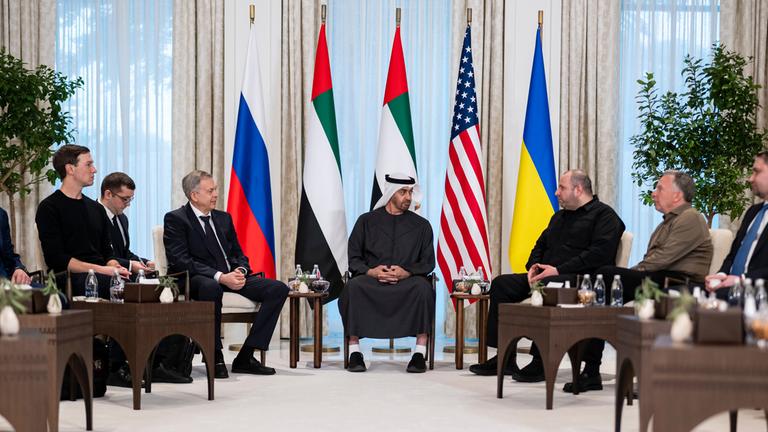 Präsident Mohamed bin Zayed Al Nahyan bei trilateralen Gesprächen zwischen den USA, Russland und der Ukraine im Al-Shati-Palast in Abu Dhabi, 23. Januar 2026.
