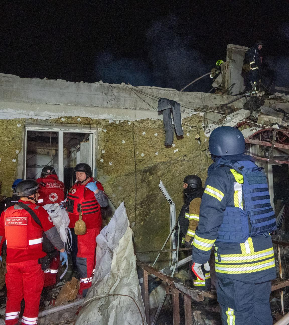 Rettungskräfte beseitigen Trümmer.