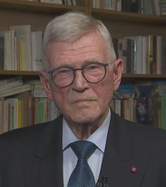 Egon Ramms vor einem Bücherregal