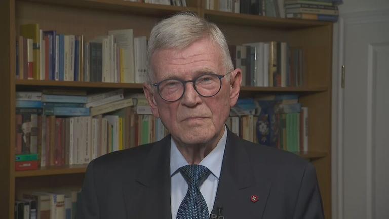 Egon Ramms vor einem Bücherregal