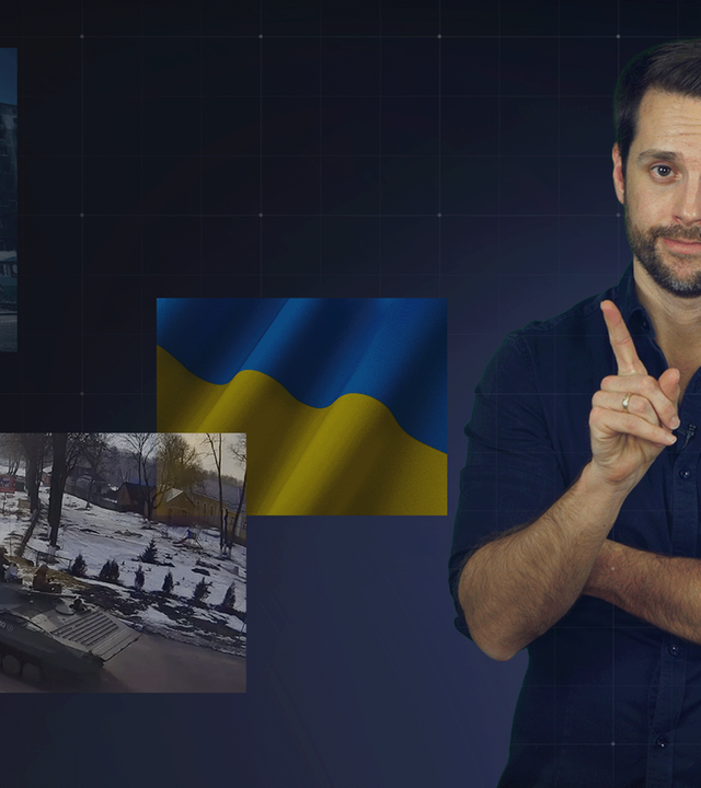 Mirko Drotschmann (MrWissen2go) mit erhobenem Zeigefinger blickt in die Kamera, Hintergrund: mehrere Bilder zum Ukraine-Krieg