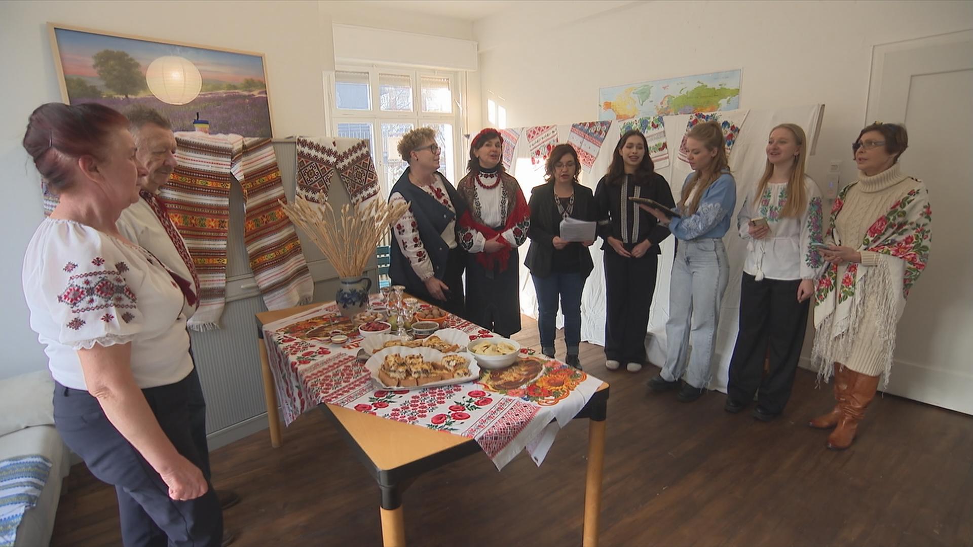 Auf dem Bild sieht man eine Gruppe die Weihnachtslieder singen.