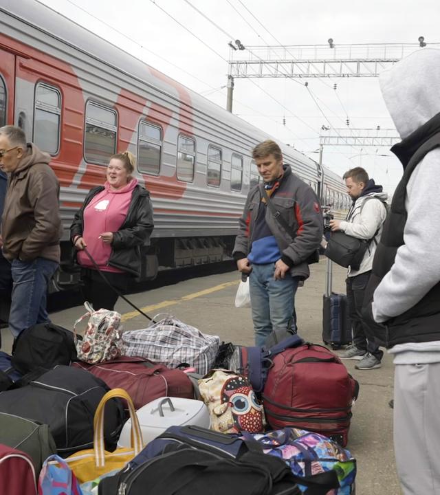 Ukrainische Zivilisten auf einem Bahnhof