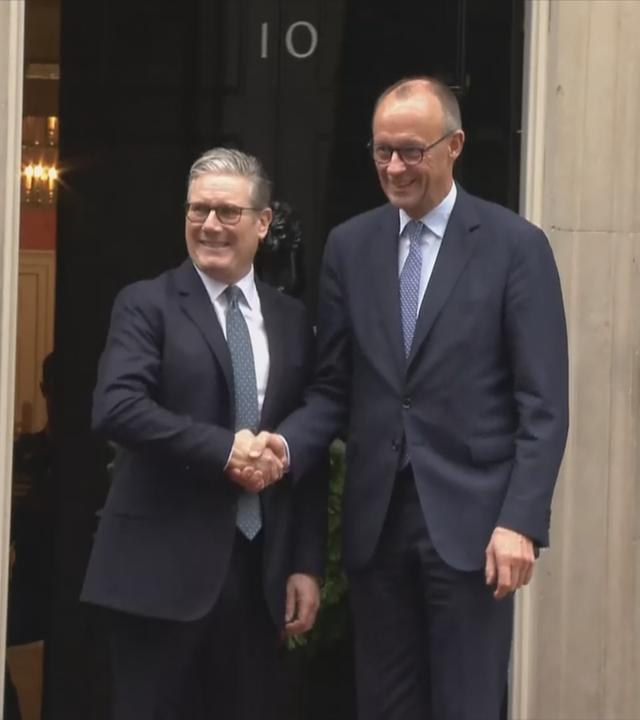 Kanzler Merz und Premier Starmer geben sich die Hand.