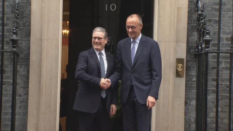 Kanzler Merz und Premier Starmer geben sich die Hand.