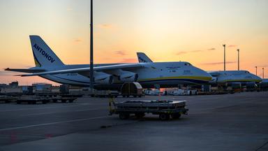 Ukrainische Antonov-Maschinen parken am Flughafen Leipzig/Halle.