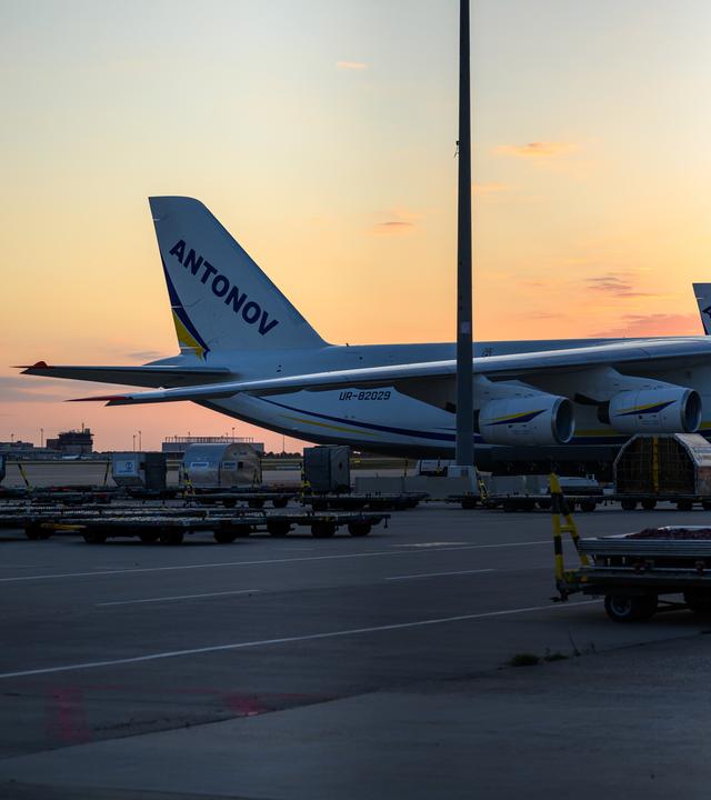 Ukrainische Antonov-Maschinen parken am Flughafen Leipzig/Halle.