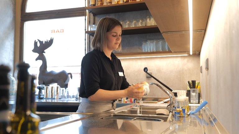 Die geflüchtete Ukrainierin Nika beim Abwasch in einer tschechischen Bar.