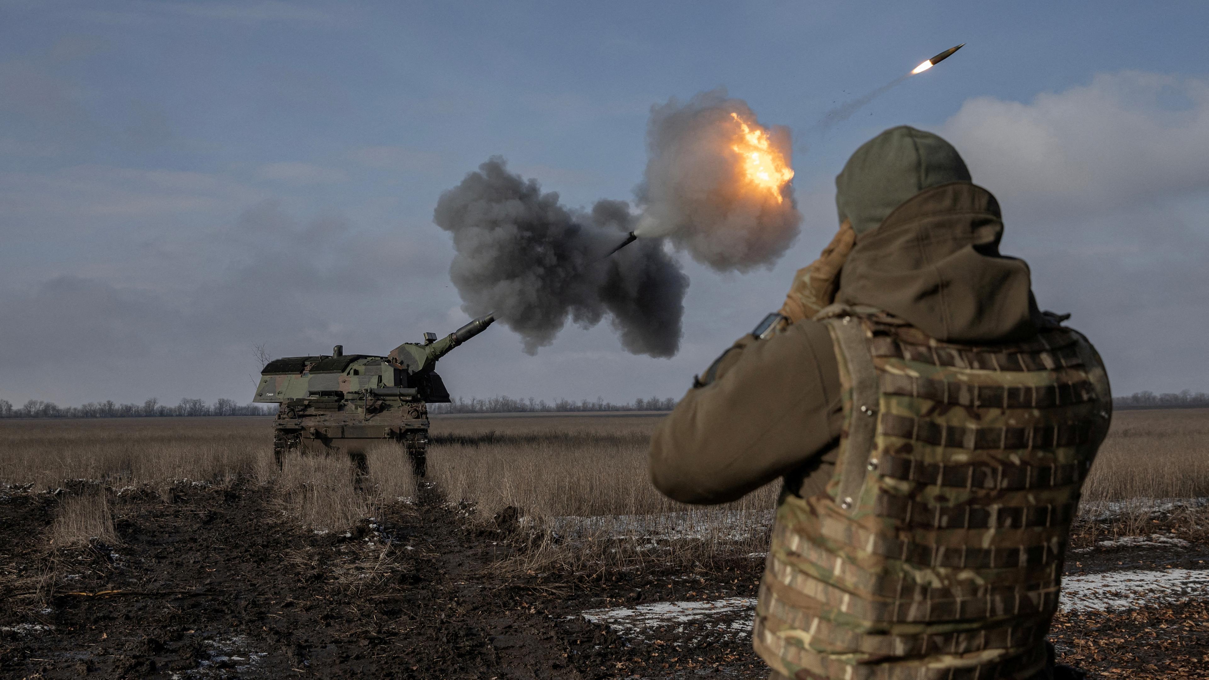 Archiv: Ukrainische Armeeangehörige der 43. schweren Artilleriebrigade feuern die deutsche Haubitze Panzerhaubitze 2000 in der Region Donezk, 05.02.2023. 