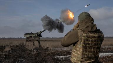 Archiv: Ukrainische Armeeangehörige der 43. schweren Artilleriebrigade feuern die deutsche Haubitze Panzerhaubitze 2000 in der Region Donezk, 05.02.2023. 