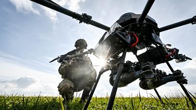 Ein Soldat startet eine Drohne. 