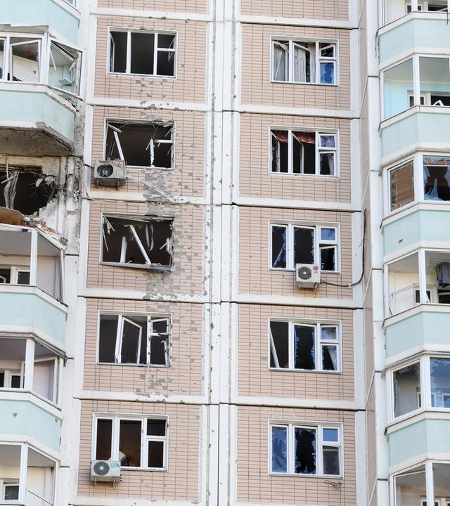 Ein beschädigtes Wohnhaus nach einem ukrainischen Drohnenangriff außerhalb Moskaus, Russland, am 17.05.2026.
