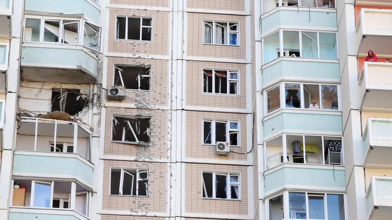 Ein beschädigtes Wohnhaus nach einem ukrainischen Drohnenangriff außerhalb Moskaus, Russland, am 17.05.2026.