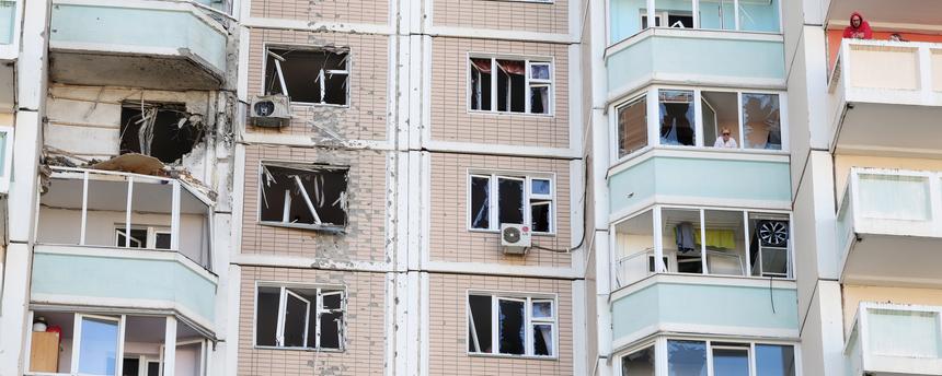 Ein beschädigtes Wohnhaus nach einem ukrainischen Drohnenangriff außerhalb Moskaus, Russland, am 17.05.2026.