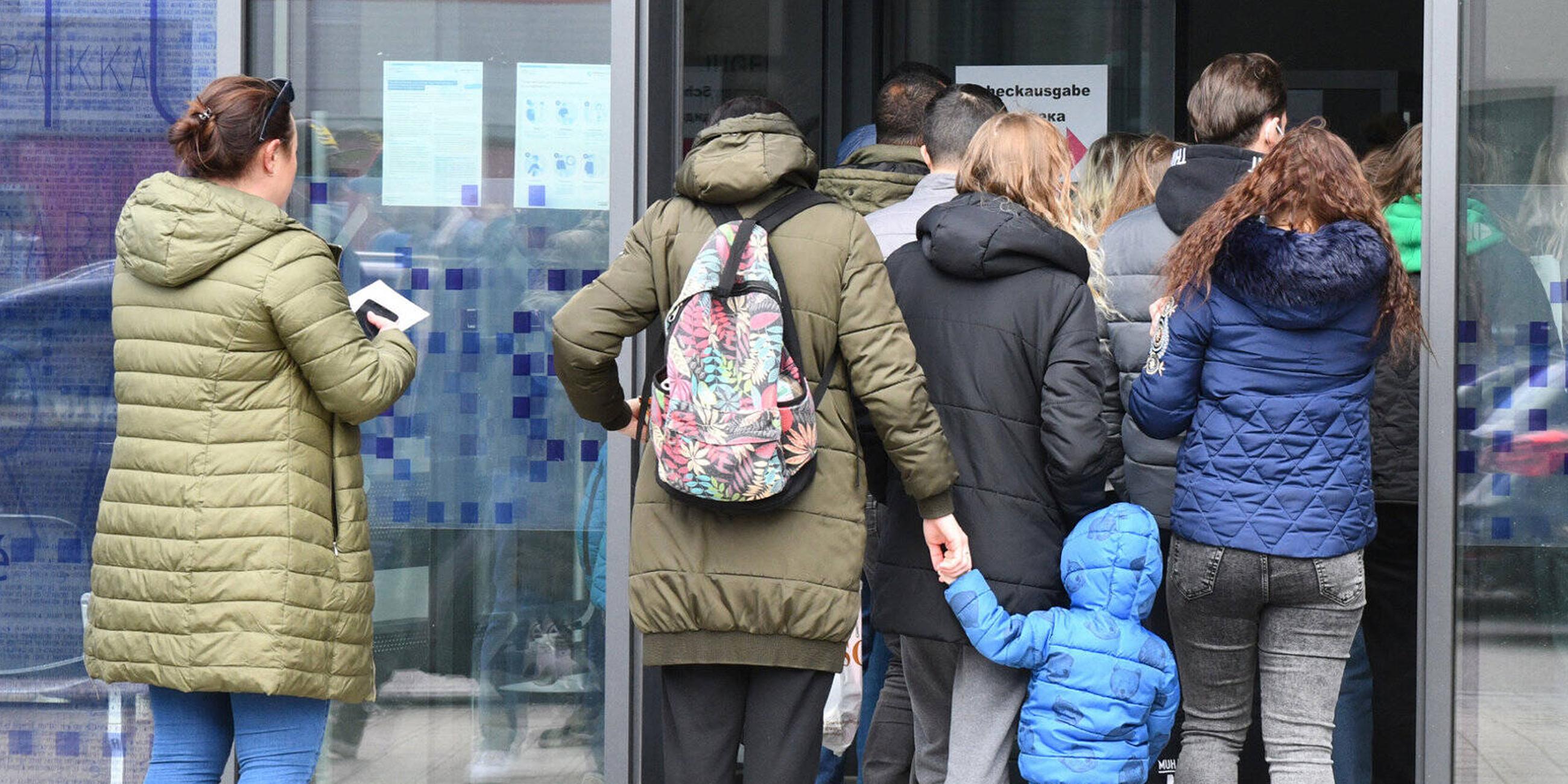 Ukrainische Flüchtlinge drängen ins Sozialamt des Regionalverbandes am 04.04.2022.