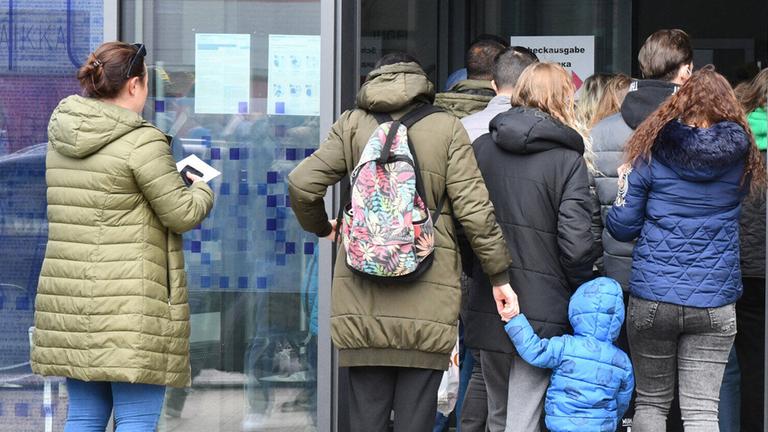 Ukrainische Flüchtlinge drängen ins Sozialamt des Regionalverbandes am 04.04.2022.