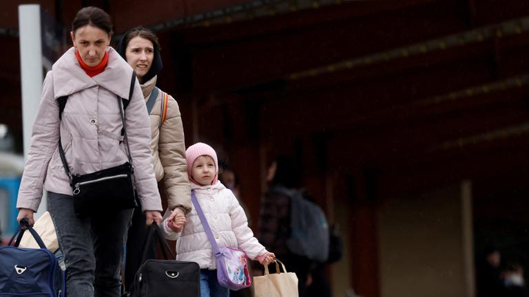 Ukrainische Geflüchtete an einem polnischen Bahnhof