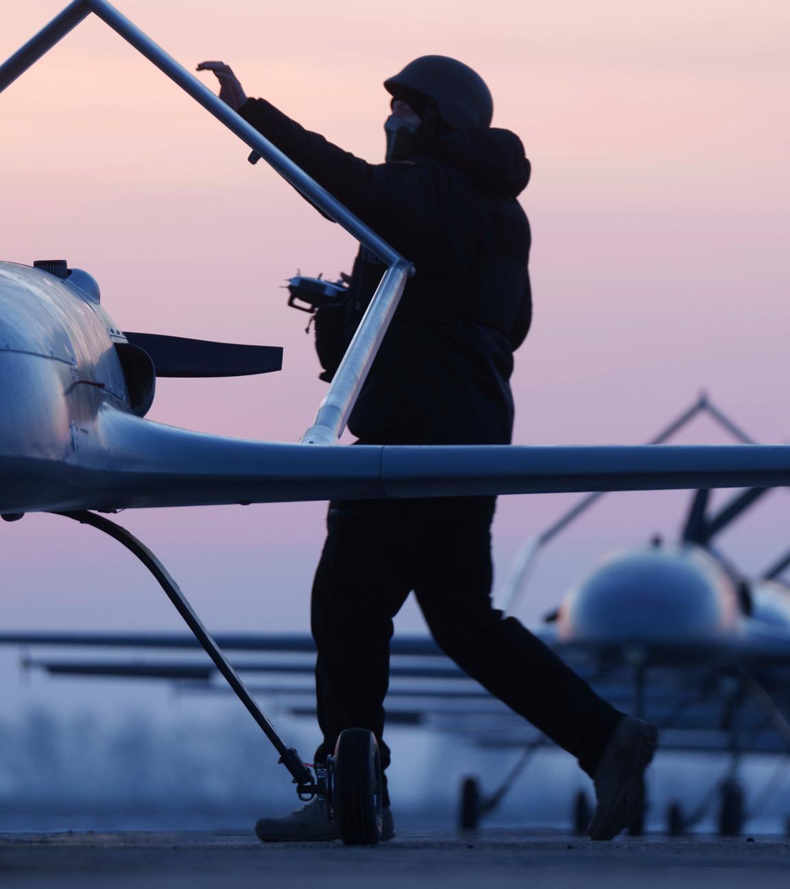 Ein ukrainischer Soldat des Verteidigungsnachrichtendienstes bereitet am 28.02.2025 den Start der Langstreckendrohne An-196 Ljutyj an einem ungenannten Ort in der Ukraine vor.