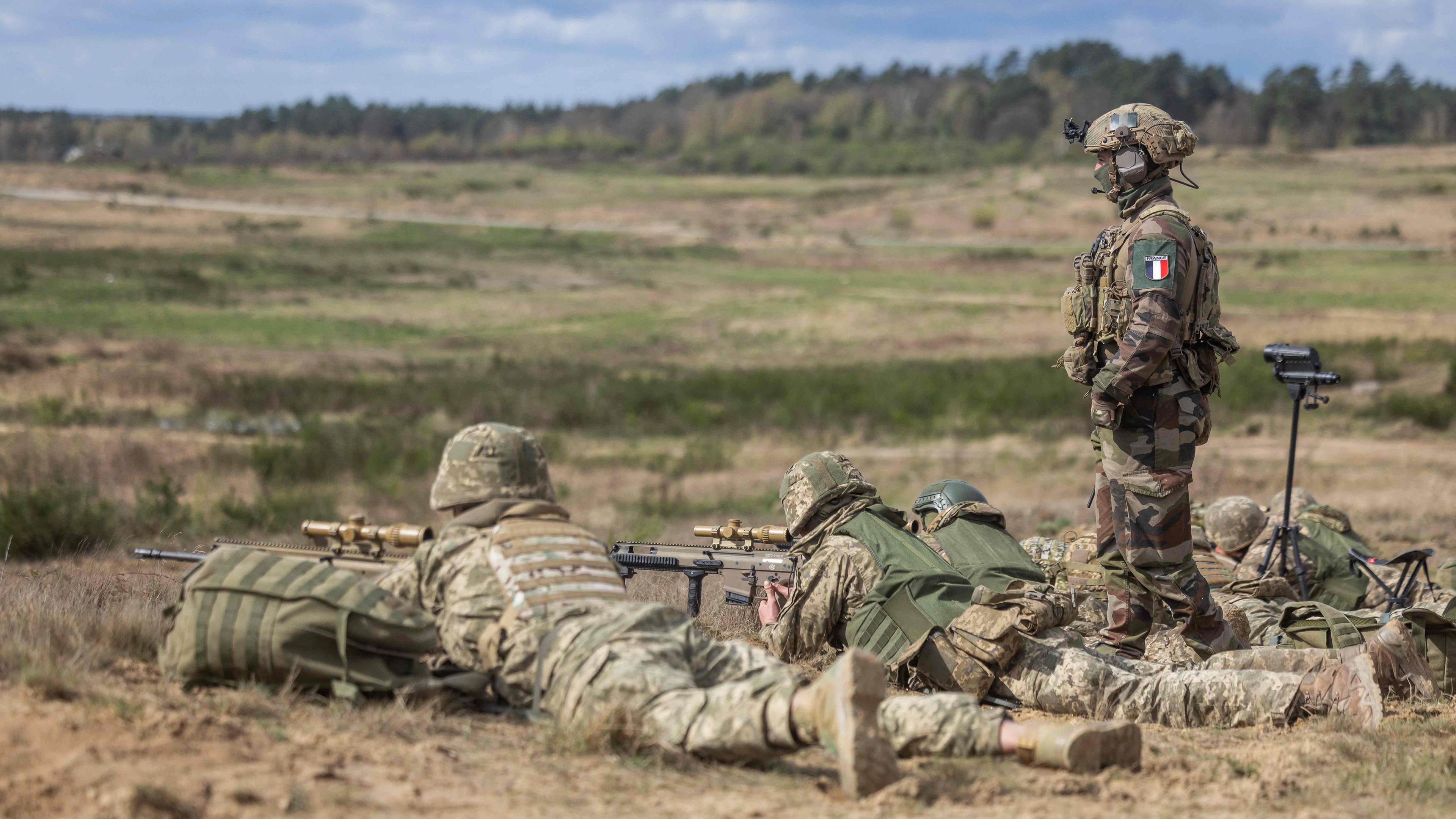Ukrainische Scharfschützen trainieren unter der Aufsicht eines Ausbilders der französischen Armee auf einem Truppenübungsplatz in Polen, am 04.04.2024.