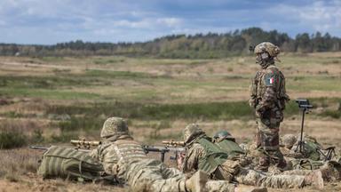 Ukrainische Scharfschützen trainieren unter der Aufsicht eines Ausbilders der französischen Armee auf einem Truppenübungsplatz in Polen, am 04.04.2024.