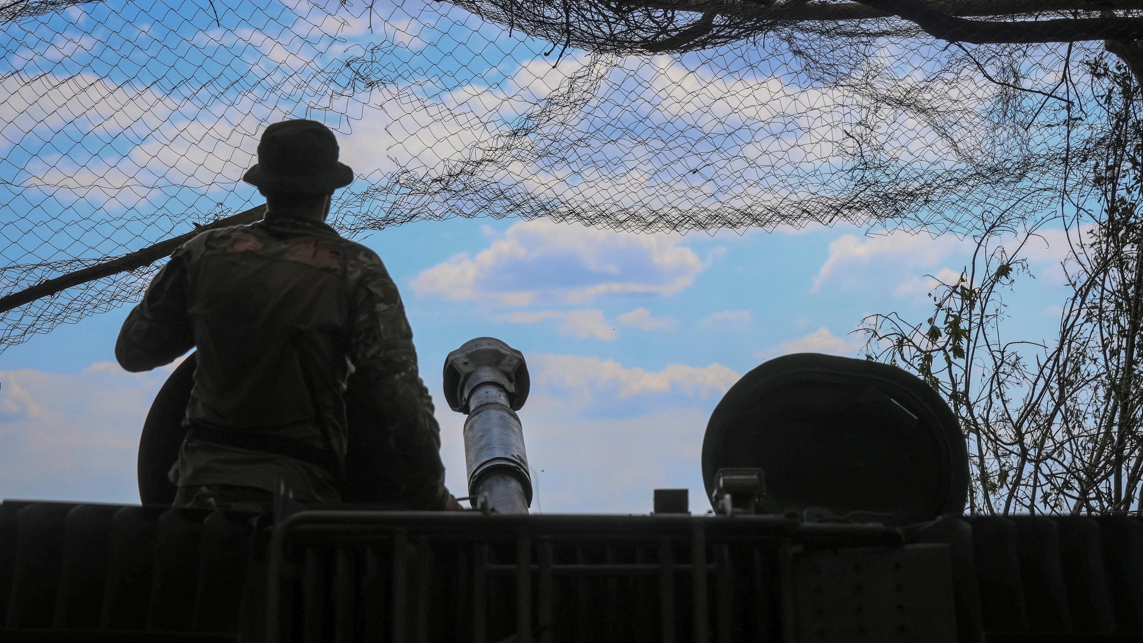 Ein ukrainischer Soldat in der Region Donezk, Ukraine, 21.05.2024.