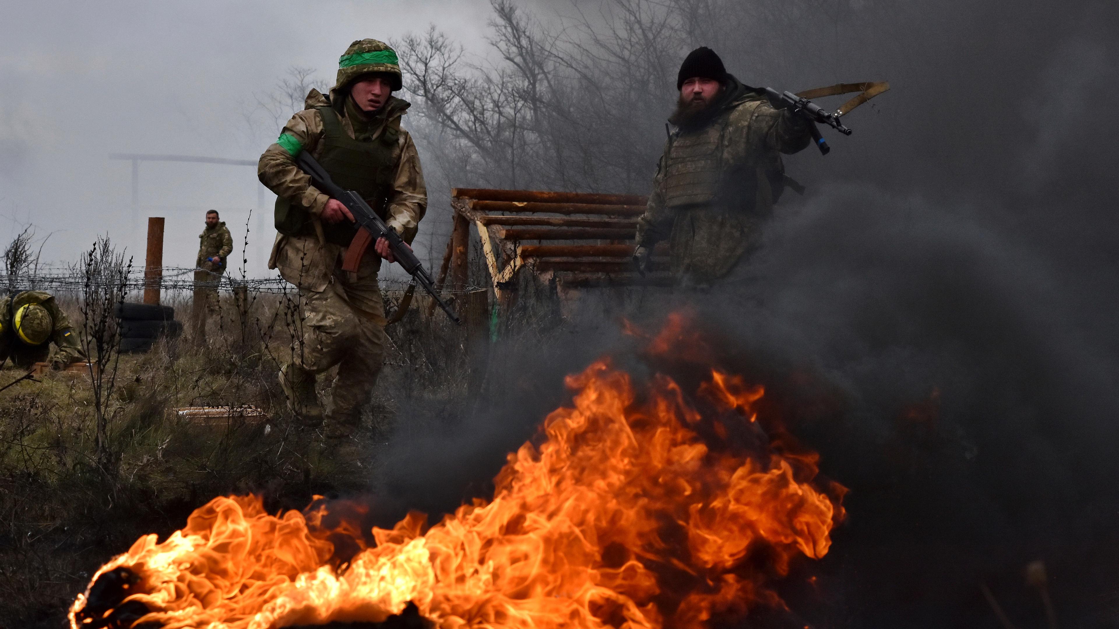 Die Ukrainische Soldaten beim Training nahe Saporischschja.