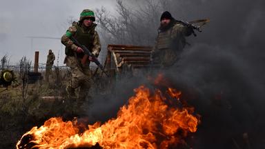 Die Ukrainische Soldaten beim Training nahe Saporischschja.
