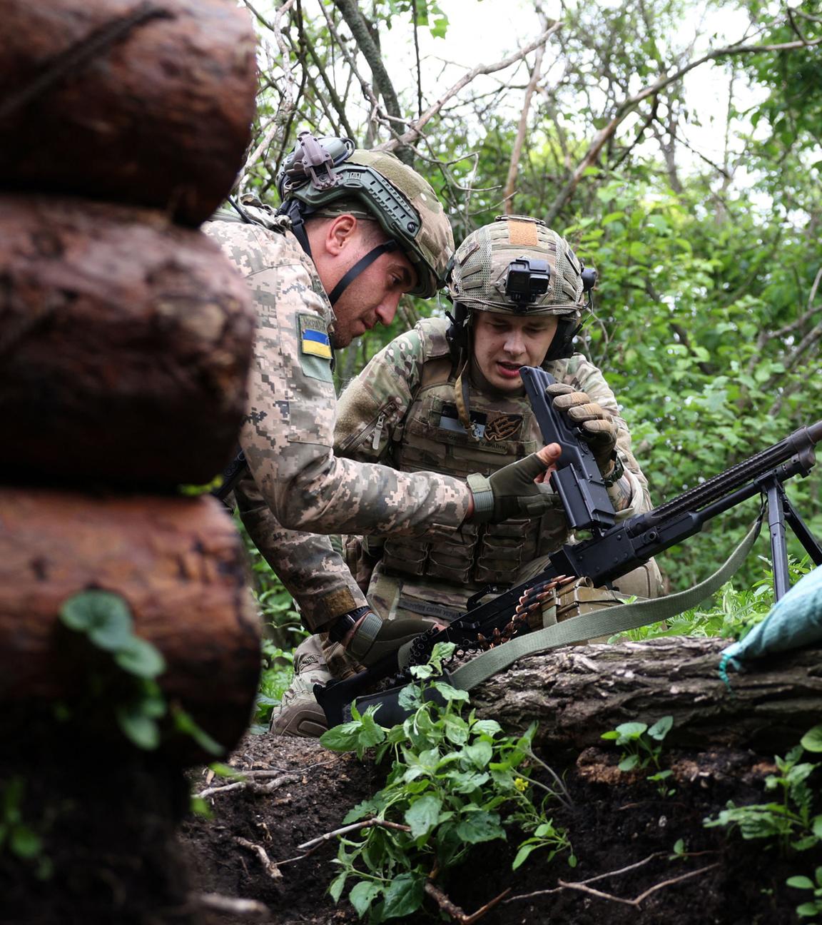 Ukrainische Soldaten der 28. Separaten Mechanisierten Brigade halten ihre Stellungen an der Frontlinie nahe der Stadt Bachmut in der Region Donezk