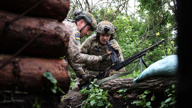 Ukrainische Soldaten der 28. Separaten Mechanisierten Brigade halten ihre Stellungen an der Frontlinie nahe der Stadt Bachmut in der Region Donezk