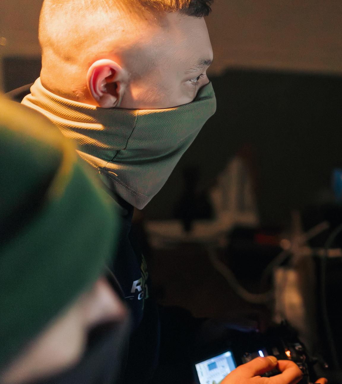 Soldaten der 127. separaten Territorialbrigade steuern am 14. März 2026 an der Front in der Region Charkiw eine Drohne zur Suche nach russischen Angriffsdrohnen.