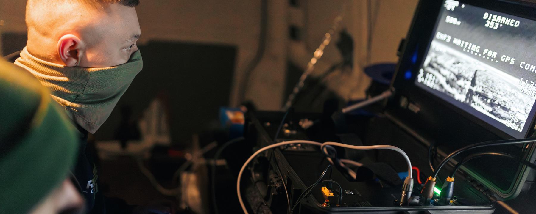 Soldaten der 127. separaten Territorialbrigade steuern am 14. März 2026 an der Front in der Region Charkiw eine Drohne zur Suche nach russischen Angriffsdrohnen.