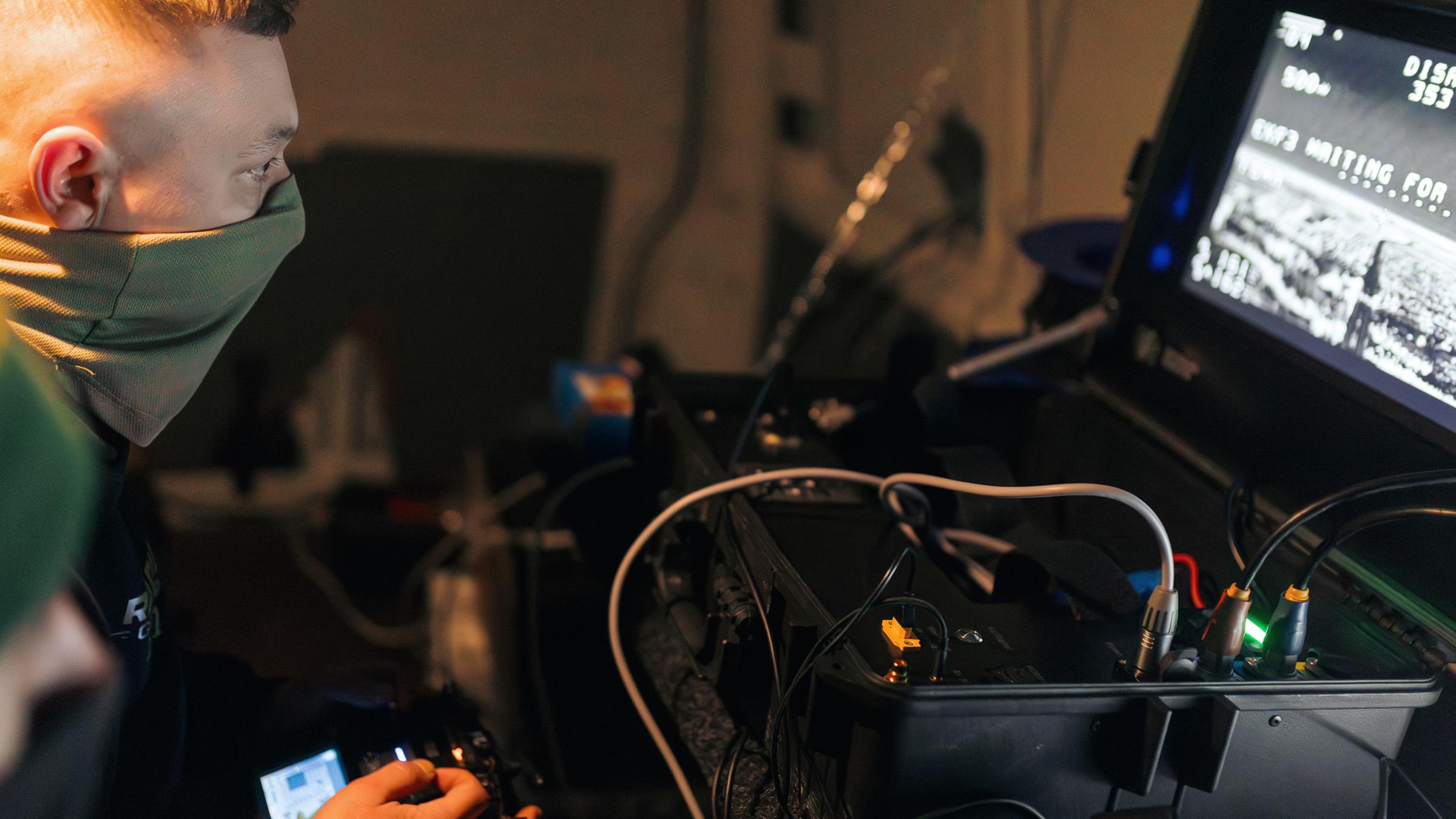 Soldaten der 127. separaten Territorialbrigade steuern am 14. März 2026 an der Front in der Region Charkiw eine Drohne zur Suche nach russischen Angriffsdrohnen.