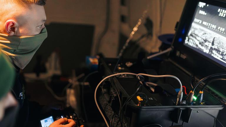 Soldaten der 127. separaten Territorialbrigade steuern am 14. März 2026 an der Front in der Region Charkiw eine Drohne zur Suche nach russischen Angriffsdrohnen.